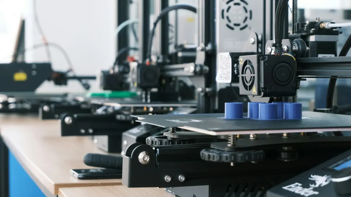 Fileira de impressoras 3D produzindo peças em série